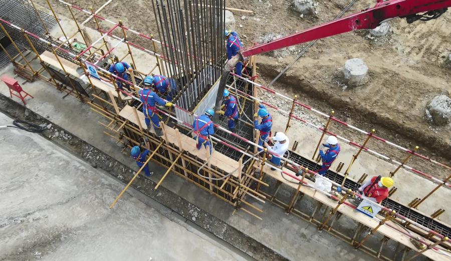 二、1號(hào)機(jī)組主廠房第一罐混凝土澆筑