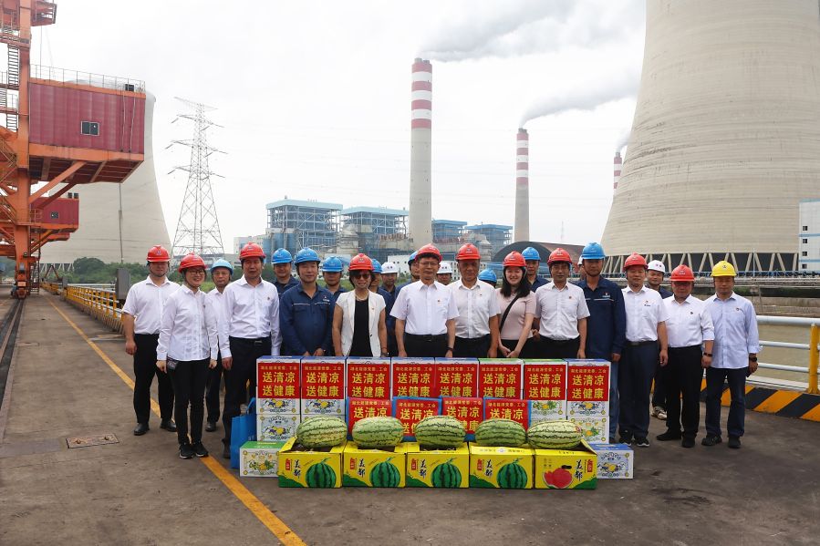 2024年7月11日，涂山峰慰問鄂州發(fā)電公司防汛保供一線員工（攝影：王鑫）